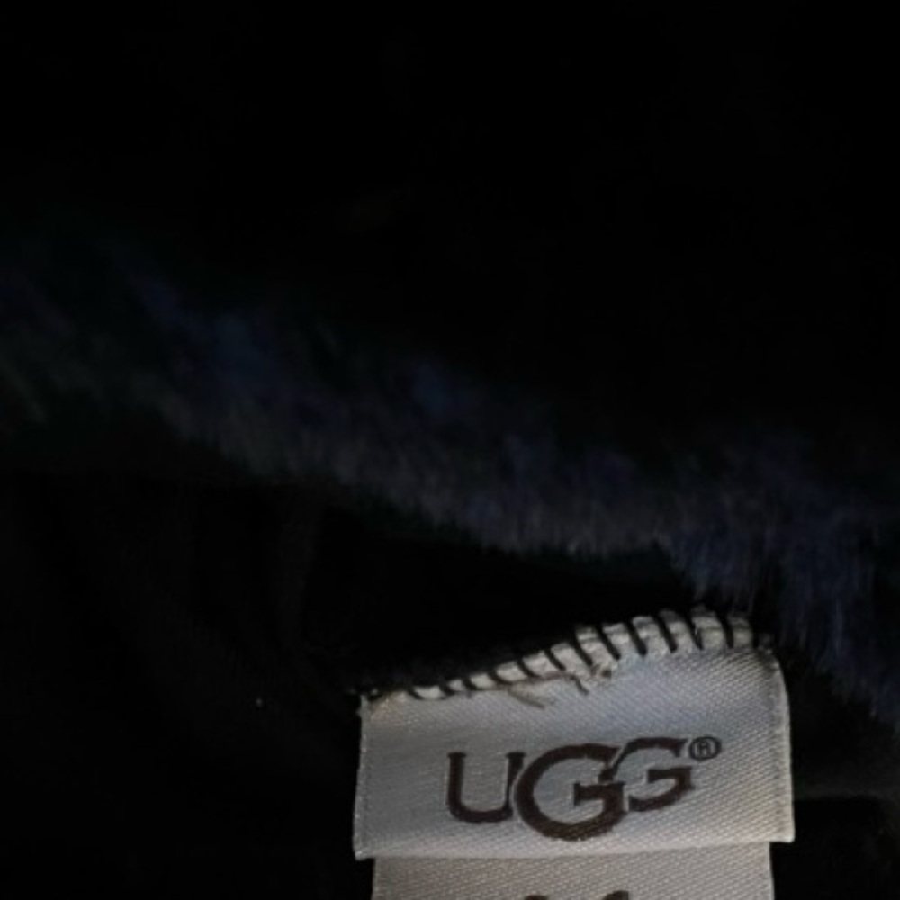 UGG NWT Soft and Adorable Kid's Faux Fur Pom Pom Beanie in Black, SZ 4-6 Unisex - Picture 3 of 10